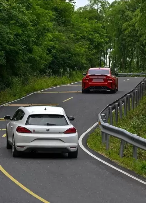 后视镜中的行车百态:映照素养,折射文明