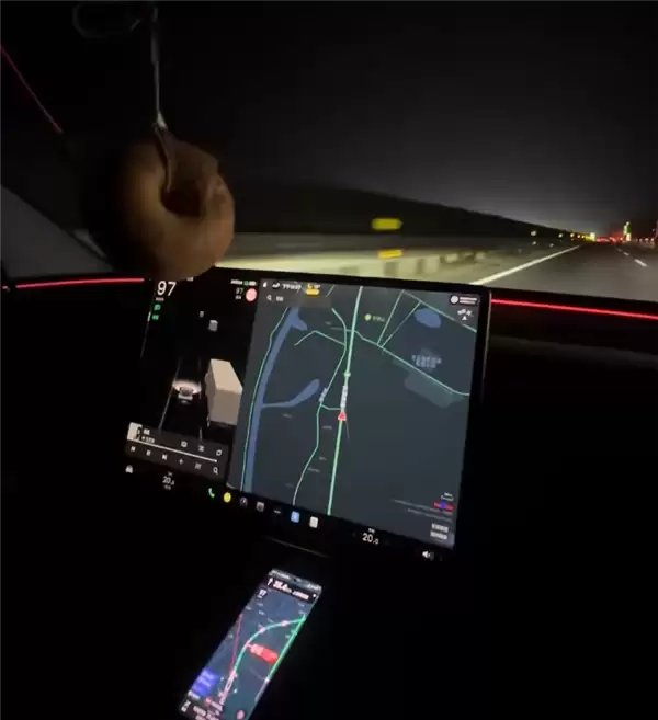 女司机晚上在高速快车道开80码 副驾驶劝都劝不动