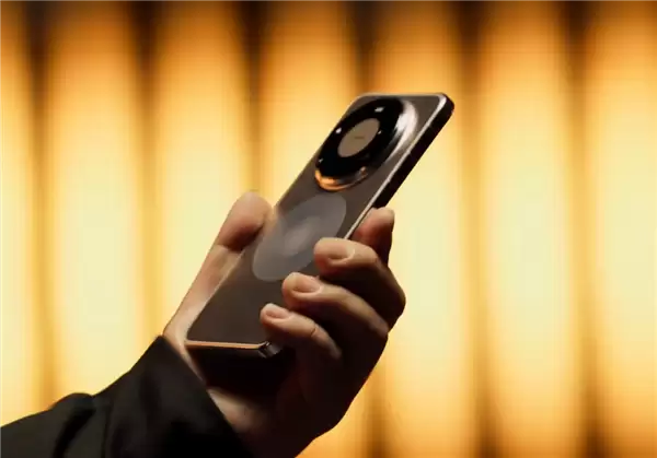 余承东首晒华为Mate 80 Pro Max真机!双圆环设计 外观史无前例