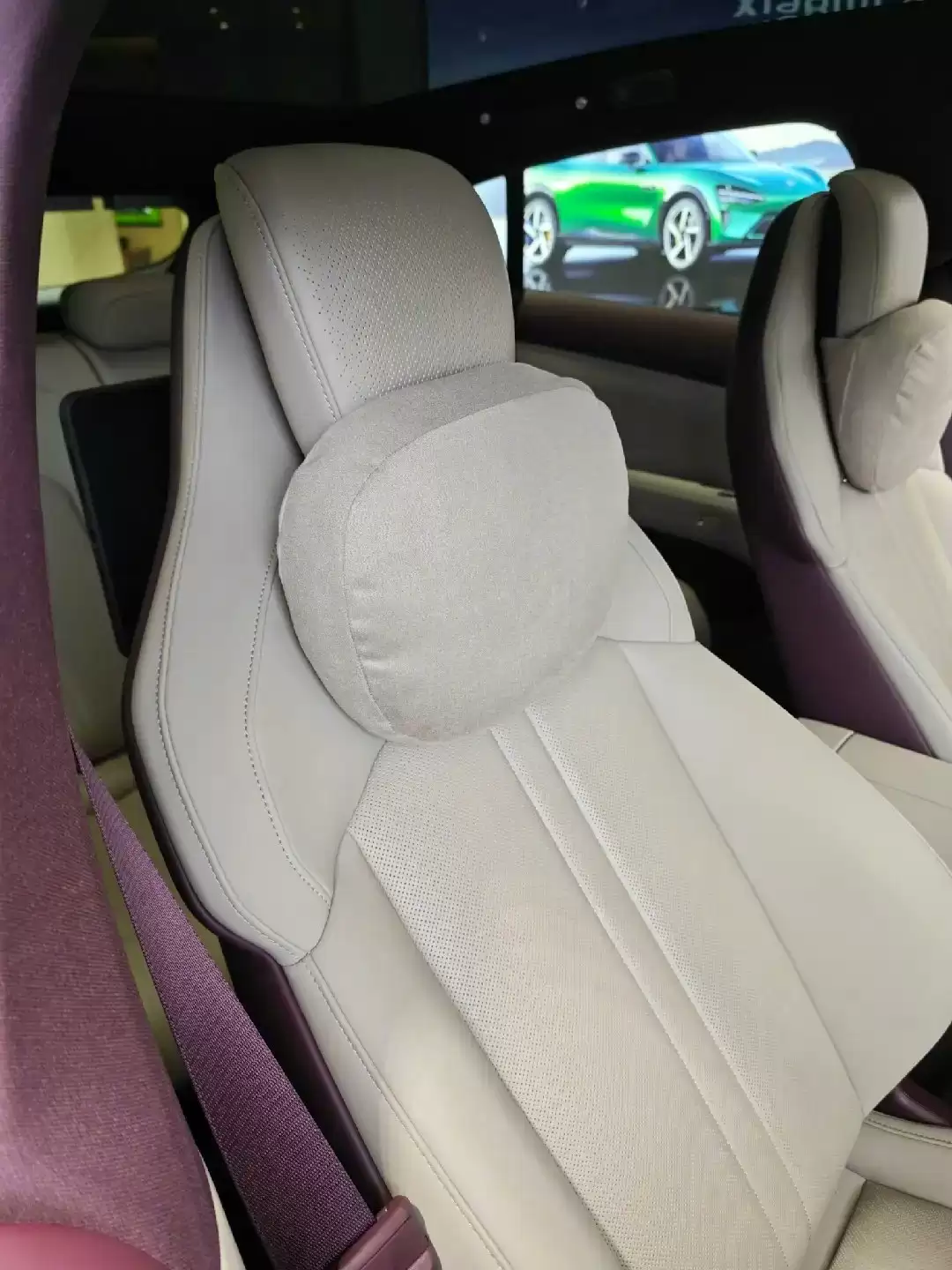 雷军官宣小米 YU7 车载磁吸颈枕,明天开售