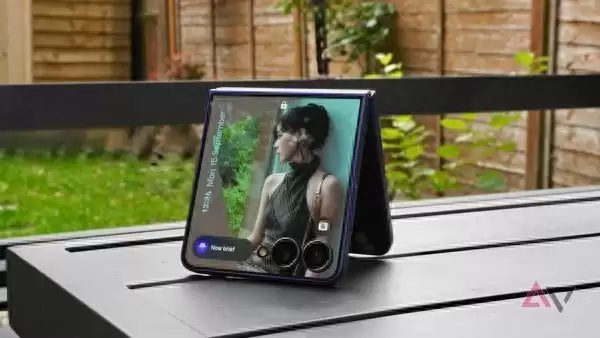 三星新款折叠屏被曝出货曝光 iPhone 16价比老人机网友心碎!