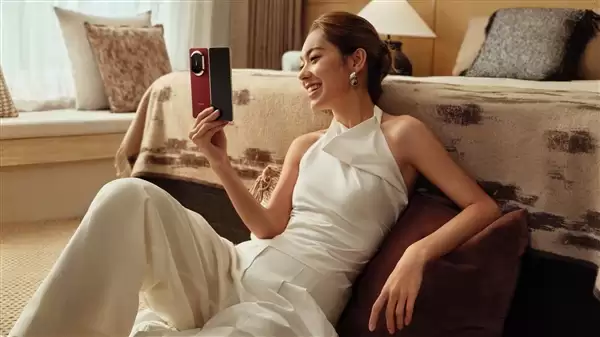 华为Mate X7四配色官图发布：独一无二新设计+最强辨识度