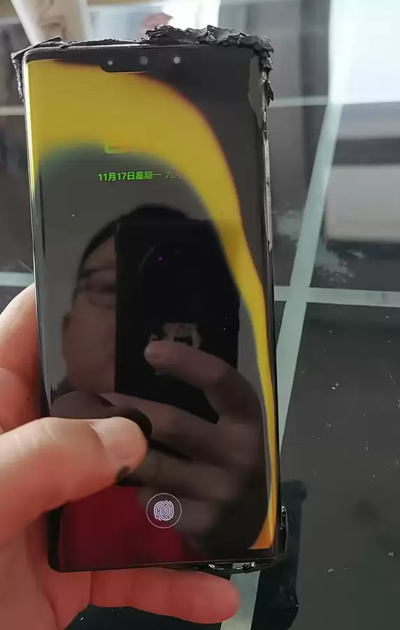 华为Mate 30 RS保时捷被火烧到面目全非：还能充电玩游戏