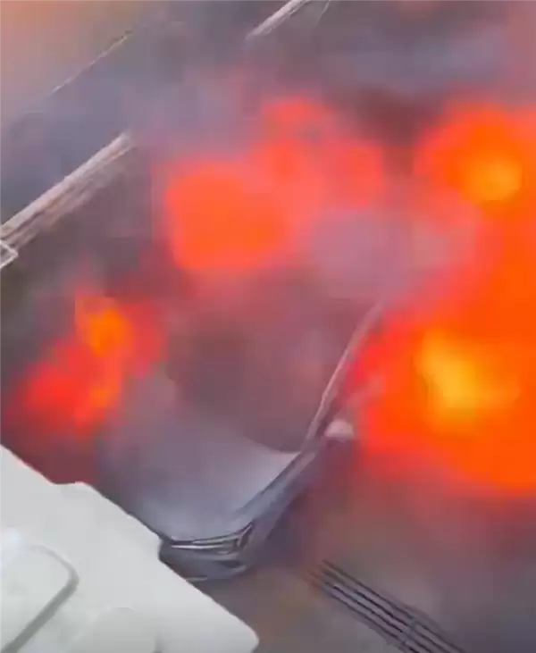 网友拍下飞凡ER6自燃全过程:从冒烟到爆燃仅30多秒