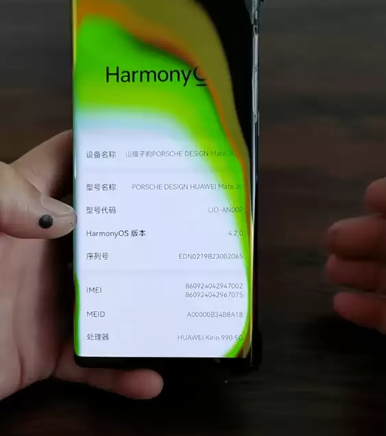 华为Mate 30 RS保时捷被火烧到面目全非：还能充电玩游戏