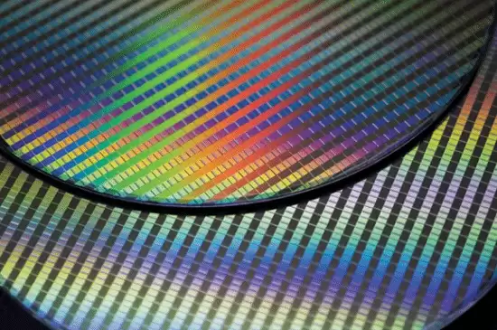 中芯国际产能饱和和订单激增，存储紧张制约长期预期