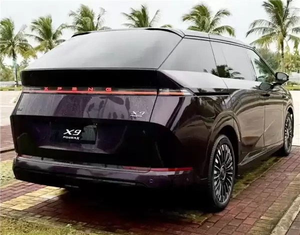 全球首次！小鹏X9高速实测：120km/h自动避让抛锚车 全程0追尾