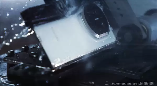 华为Mate X7搭载全新折叠玄武架构：更耐摔、80℃热水也不怕