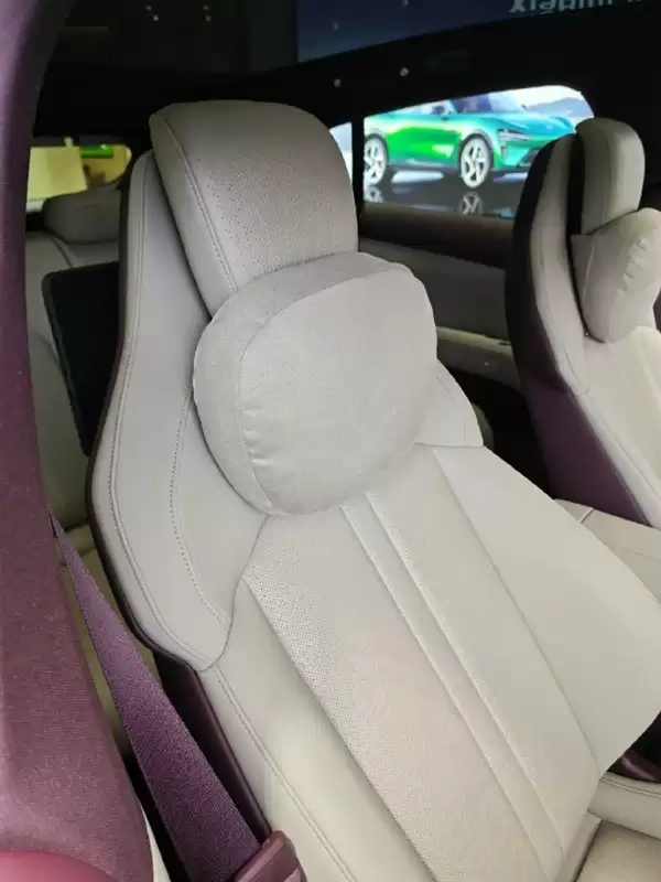 雷军：小米YU7车载磁吸颈枕明日开售