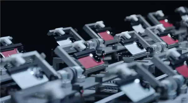 华为Mate X7搭载全新折叠玄武架构：更耐摔、80℃热水也不怕