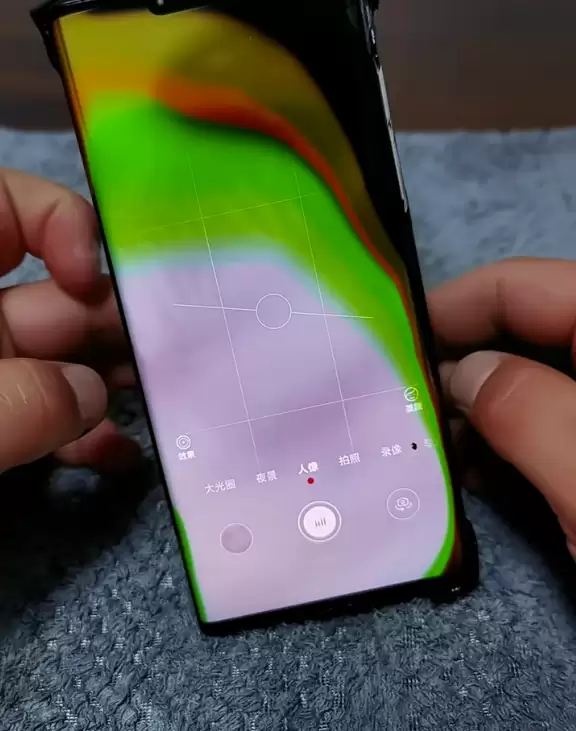 华为Mate 30 RS保时捷被火烧到面目全非：还能充电玩游戏