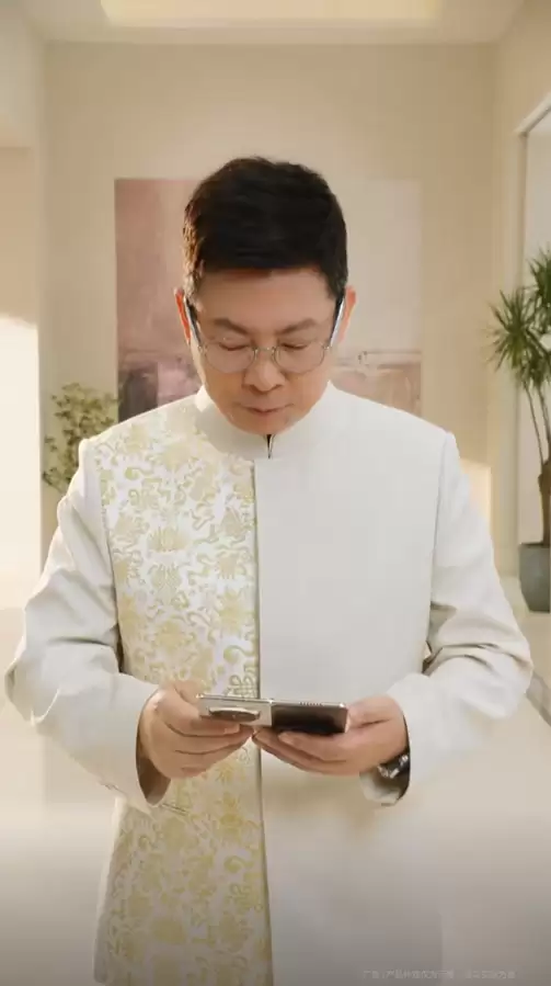 鸿蒙最强折叠屏！余承东首次展示华为Mate X7真机 邀请网友用四个字形容