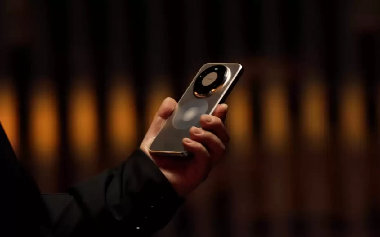 余承东首秀华为 Mate 80 系列真机，双圆环设计亮眼