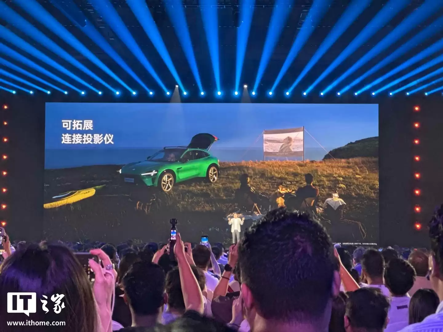 雷军官宣小米 YU7 车载磁吸颈枕,明天开售