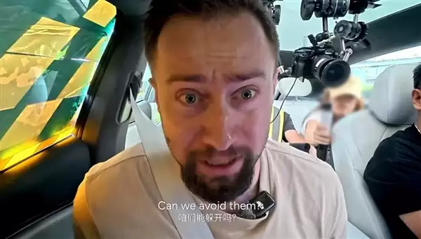 整个前风挡被遮住!小鹏G7蒙眼狂飙 老外坐副驾快吓哭了