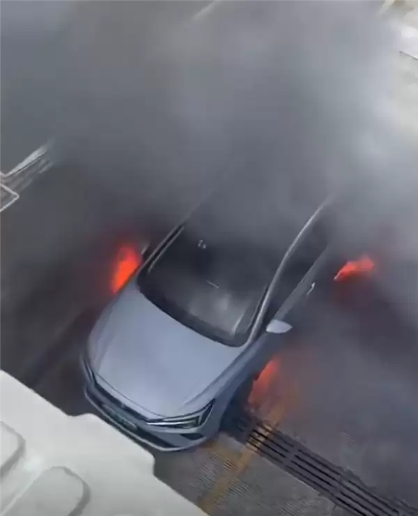 网友拍下飞凡ER6自燃全过程:从冒烟到爆燃仅30多秒