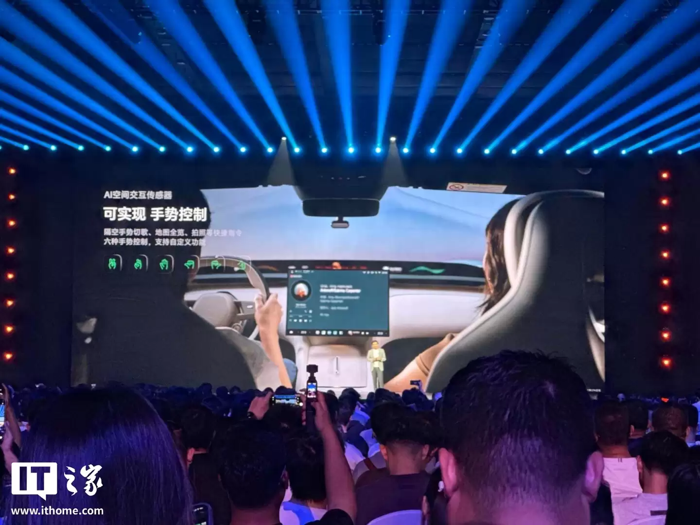 雷军官宣小米 YU7 车载磁吸颈枕,明天开售