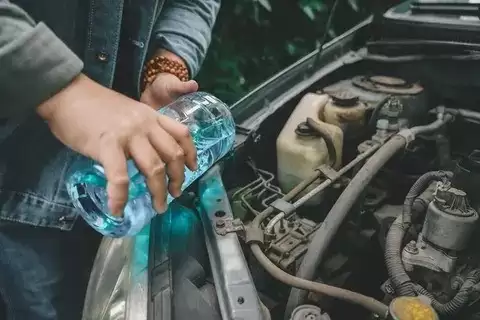 冬季行车安全提醒:关键部件检查与驾驶注意事项