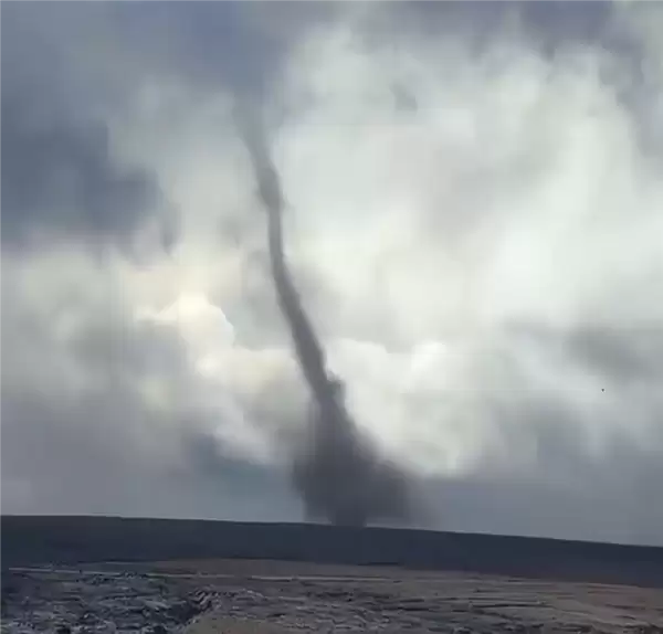 夏威夷基拉韦厄火山喷发：形成高达1500英尺的“熔岩之翼”