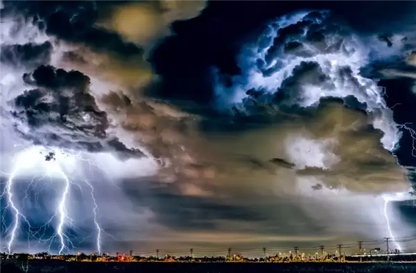 谷歌推WeatherNext 2:AI气象模型提速8倍,精准预测极端天气