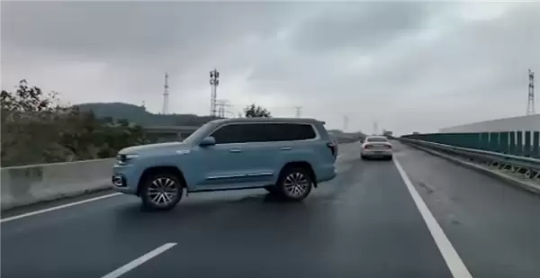 高速上掉头吓得小车紧急闪避 司机:我以为什么逆行 赶紧纠错