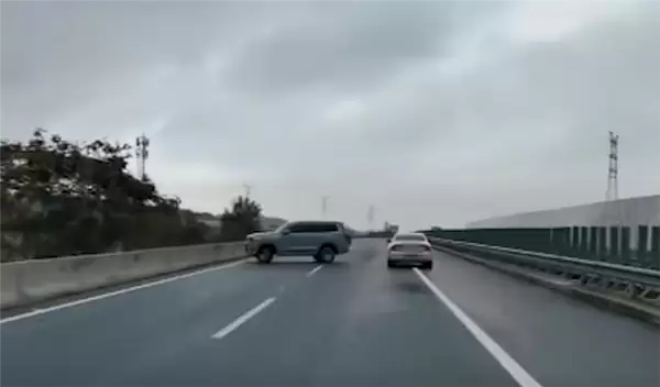 高速上掉头吓得小车紧急闪避 司机:我以为什么逆行 赶紧纠错