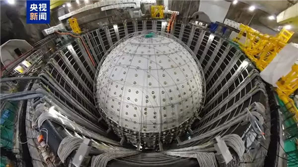 在地下700米捕捉幽灵粒子！江门中微子实验首个物理结果明天发布