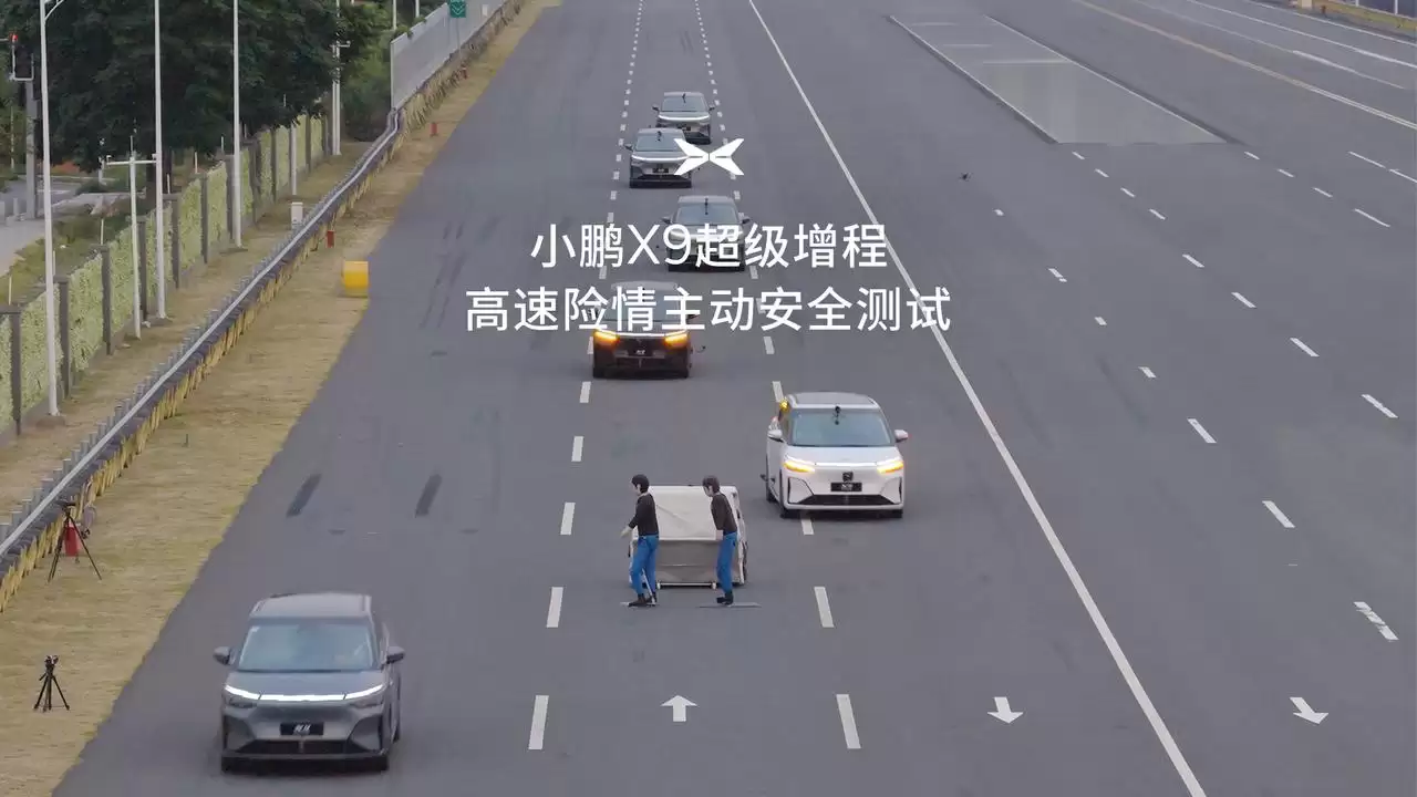 小鹏 X9 超级增程 AES 高速实车演示：120km/h 自动绕行抛锚车，全程 0 追尾