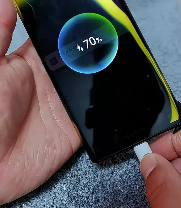 华为Mate 30 RS保时捷被火烧到面目全非：还能充电玩游戏