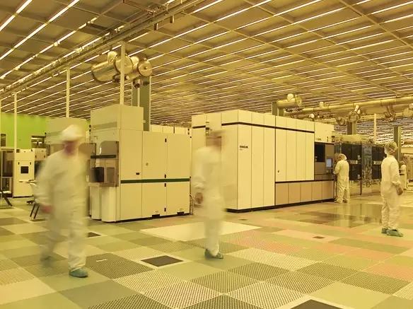 台积电CoWoS供不应求，英特尔先进封装崛起引双雄争霸