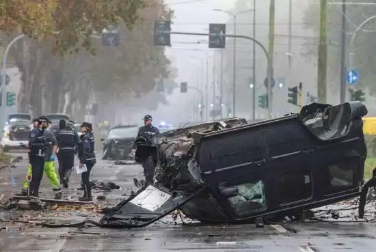 米兰车祸导致1死多伤:无证驾驶奔驰高速相撞酿惨剧