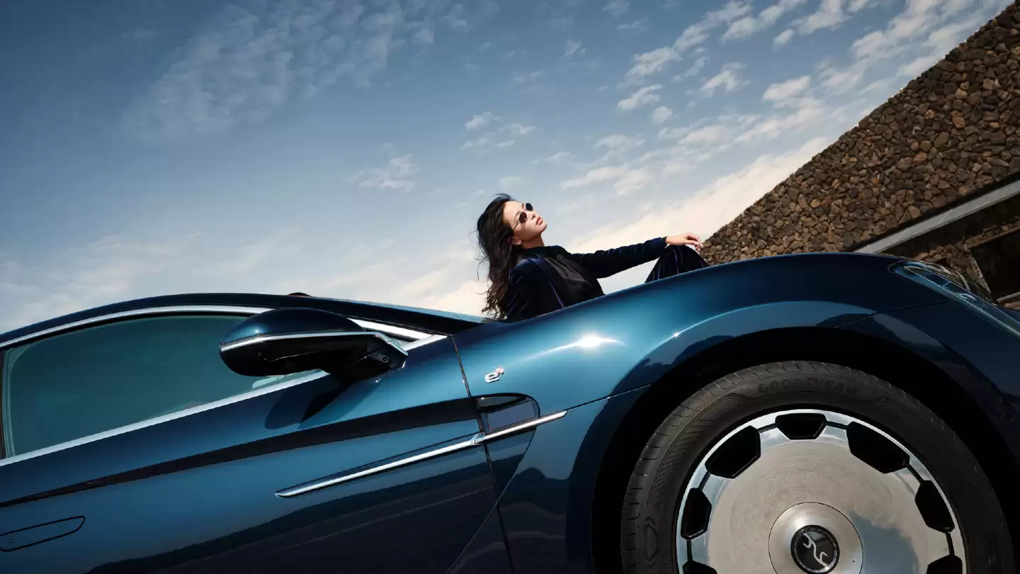 比亚迪仰望 U7 全新车身配色“星河蓝”11月21日亮相广州车展,现款62.8万元起