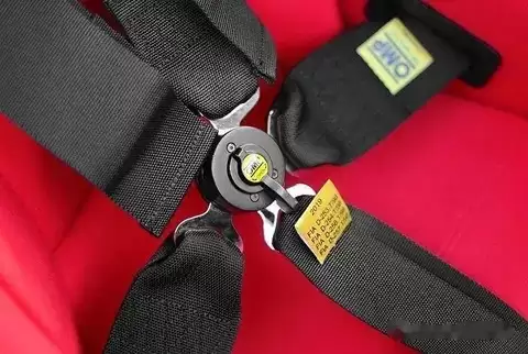 赛车安全带选装与使用全解析