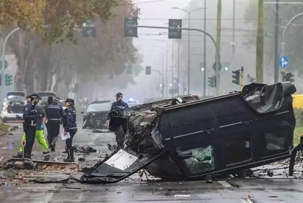 意大利米兰发生惨烈事故:奔驰大G被撞翻车并断成两截