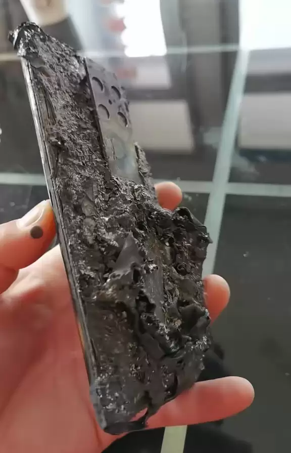 华为Mate 30 RS保时捷被火烧到面目全非：还能充电玩游戏