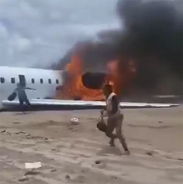 刚果金一架飞机降落时坠毁起火：机上乘客拍下全过程