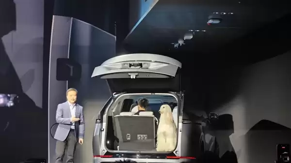 小鹏X9行业首發三排电动三折叠:秒变1米8瑜伽房