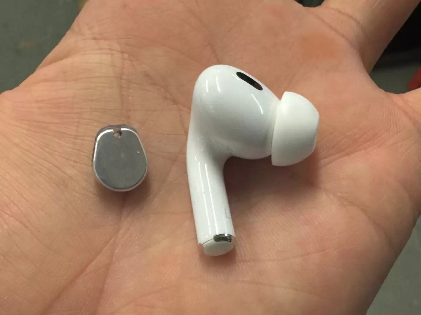 “全球最小可穿戴设备”:Lumia 2 智能耳环登场,重量不足 1 克、满电续航 8 天