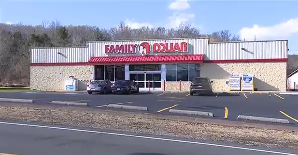 美国黑熊追杀男孩 冲进商店直接跳上收银台