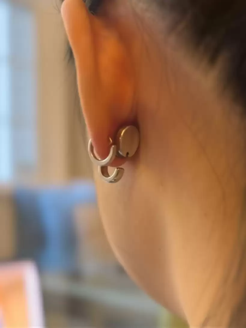 “全球最小可穿戴设备”:Lumia 2 智能耳环登场,重量不足 1 克、满电续航 8 天