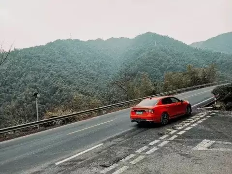 太姥山险弯驾控：9点-3点握姿与渐进转向的完美配合