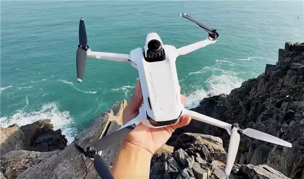 宇树机器人玩全球首款8K全景无人机：指哪打哪 操作丝滑
