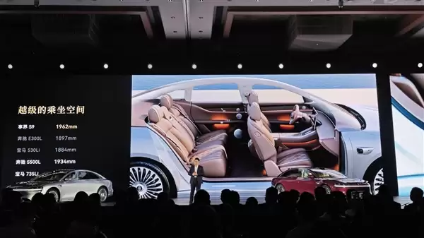 鸿蒙智行最美轿车!新款享界S9亮相:全新寰宇之星车标