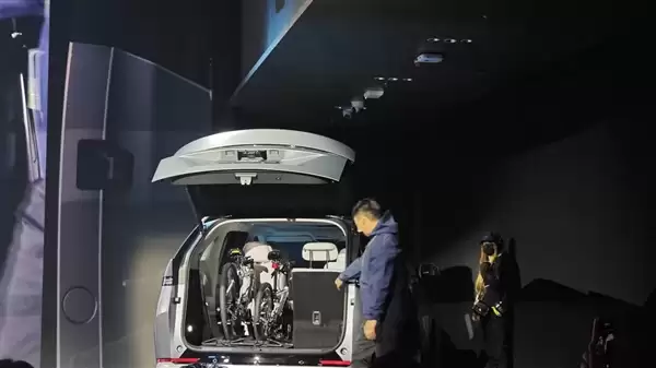 小鹏X9行业首發三排电动三折叠:秒变1米8瑜伽房