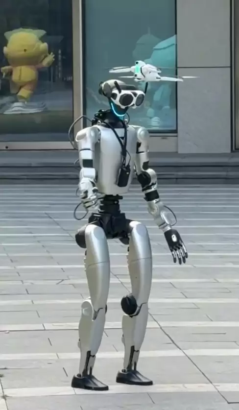 宇树机器人玩全球首款8K全景无人机：指哪打哪 操作丝滑