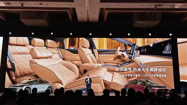 鸿蒙智行最美轿车!新款享界S9亮相:全新寰宇之星车标