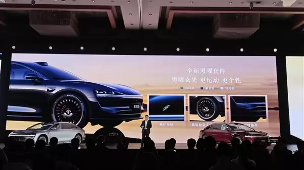 鸿蒙智行最美轿车!新款享界S9亮相:全新寰宇之星车标