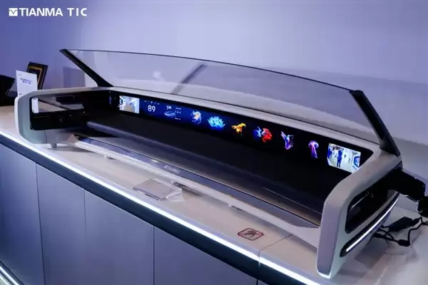 天马发布49.6英寸车载全景沉浸天穹屏：能变弯的中控屏也来了