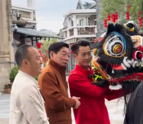 魏建军体验岭南文化:跟全运会头狮学舞狮 称自己是师弟