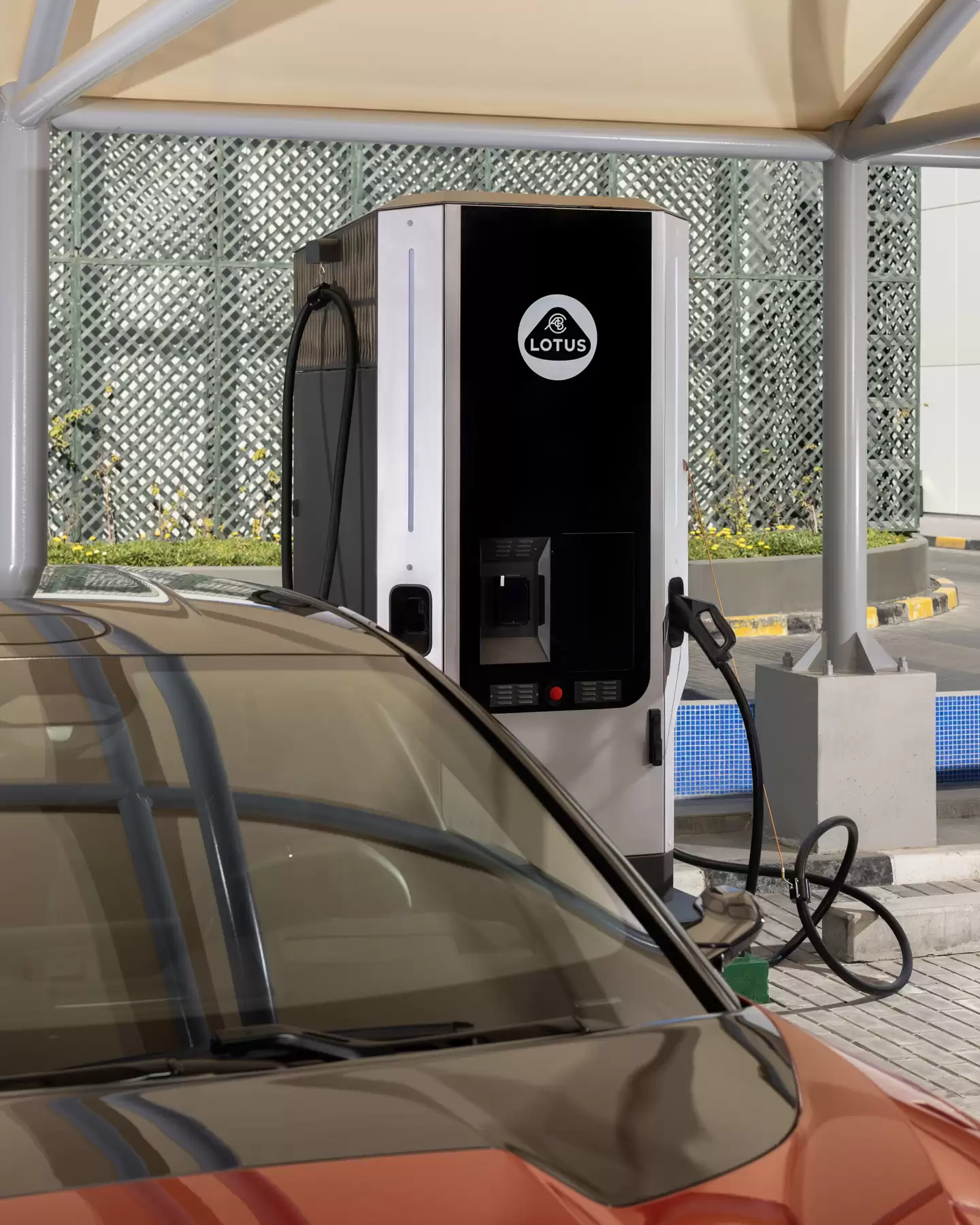 莲花跑车 Emeya 刷新其充电记录：102 kWh 电池组，10% 充至 80% 仅需 13 分钟 35 秒